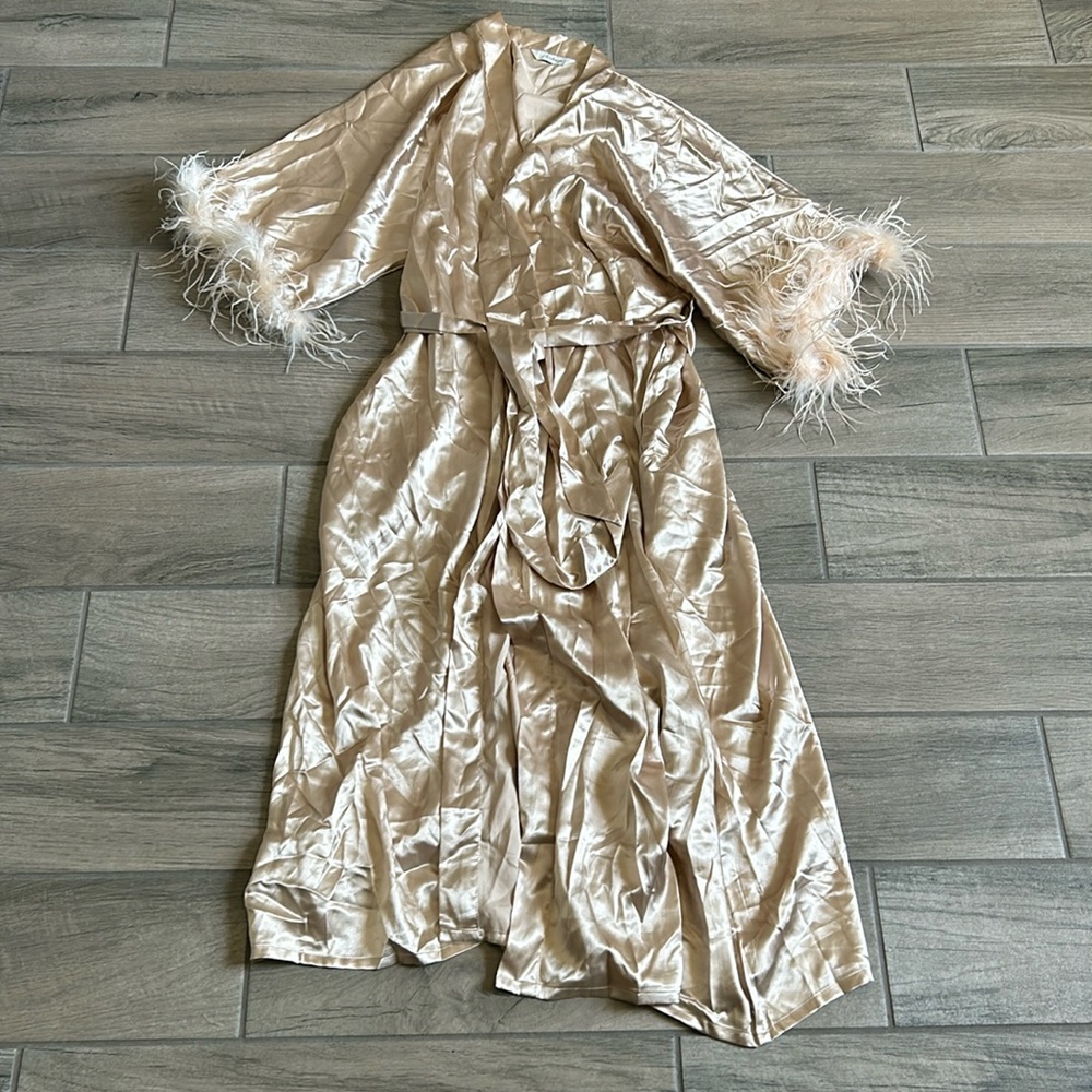 Pro design feather trim robe